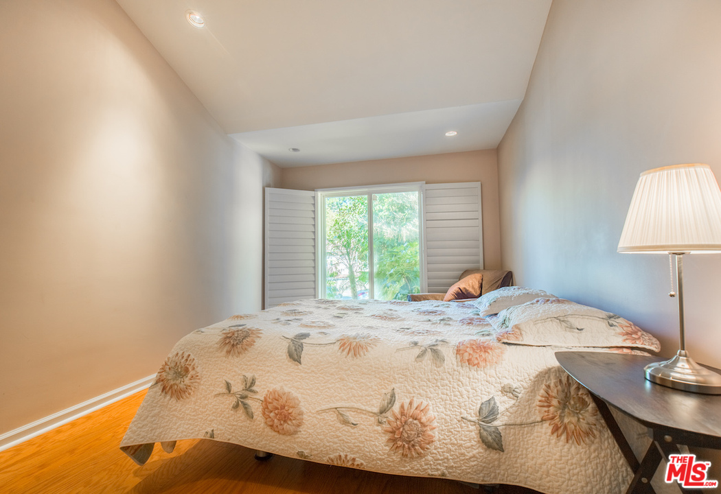 3012 Arrowhead Drive Los Angeles, CA 90068 - Photo 20 of 53 a bedroom with a bed and a lamp