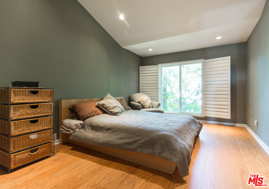 3012 Arrowhead Drive Los Angeles, CA 90068 - Photo 21 of 53 a bedroom with a bed and a dresser