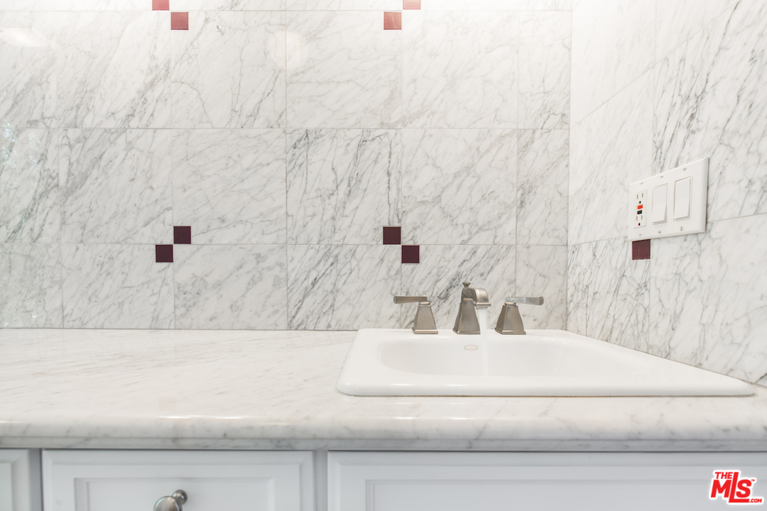 3012 Arrowhead Drive Los Angeles, CA 90068 - Photo 26 of 53 a bathroom with a bathtub