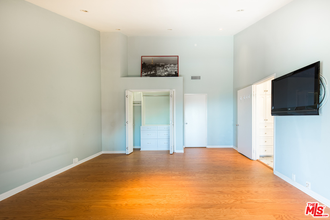 3012 Arrowhead Drive Los Angeles, CA 90068 - Photo 28 of 53 a view of a livingroom with a flat screen tv