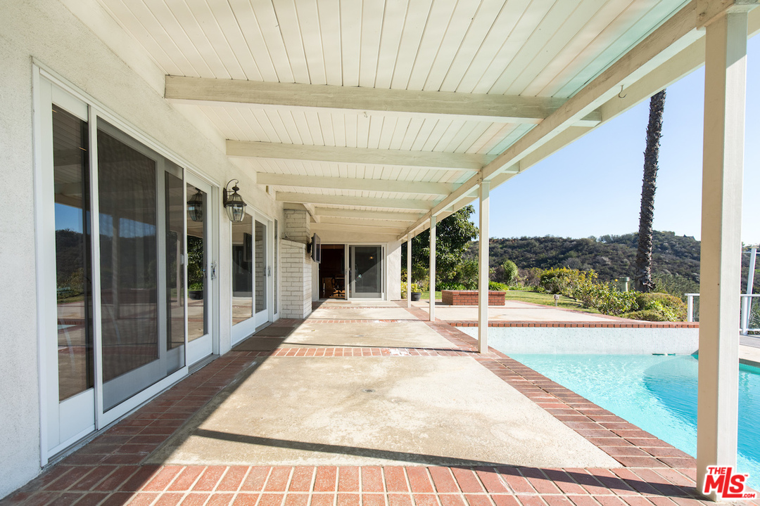 3012 Arrowhead Drive Los Angeles, CA 90068 - Photo 40 of 53 a view of an interior of the house