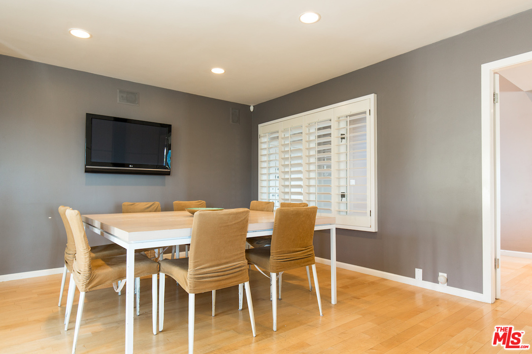 3012 Arrowhead Drive Los Angeles, CA 90068 - Photo 42 of 53 a view of a dining room with furniture