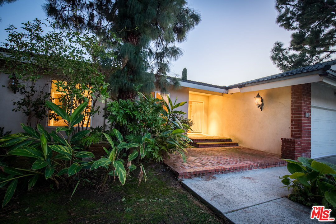 3012 Arrowhead Drive Los Angeles, CA 90068 - Photo 50 of 53 a view of a yard with a tree