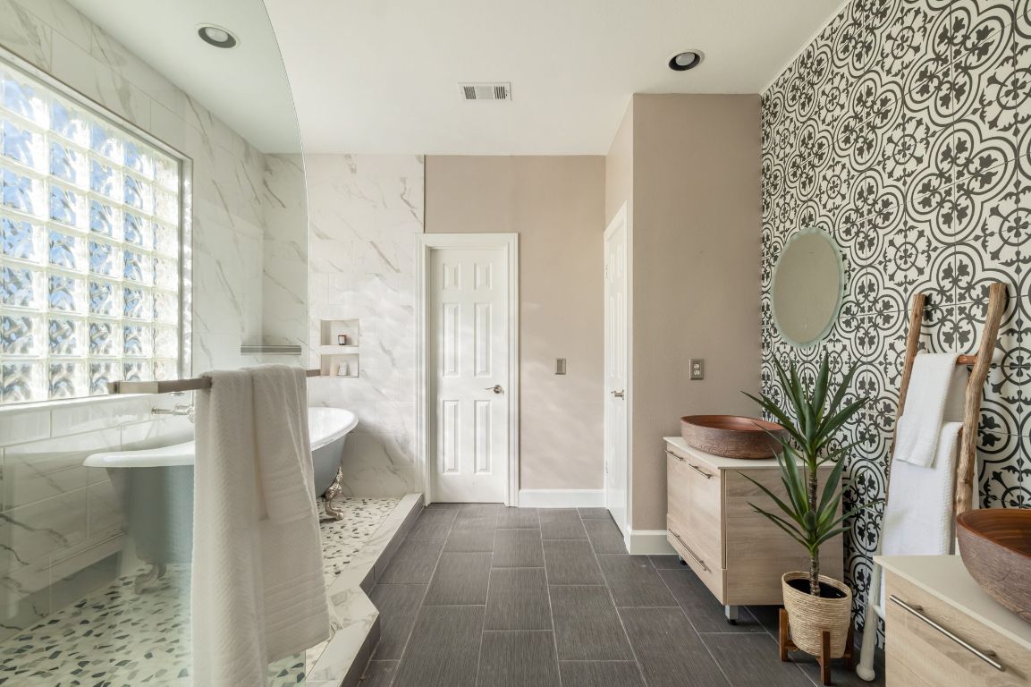8101 Red Bird Court Austin, TX 78726 - Photo 23 of 33 a bathroom with a potted plant and a bathtub