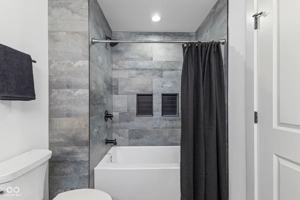 $520,000 | 5866 Harbourtown Drive, Noblesville, IN 46062