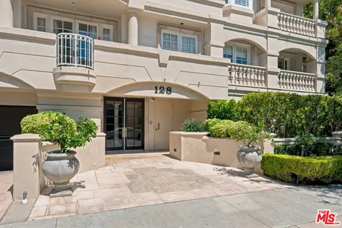 a house view with a outdoor space