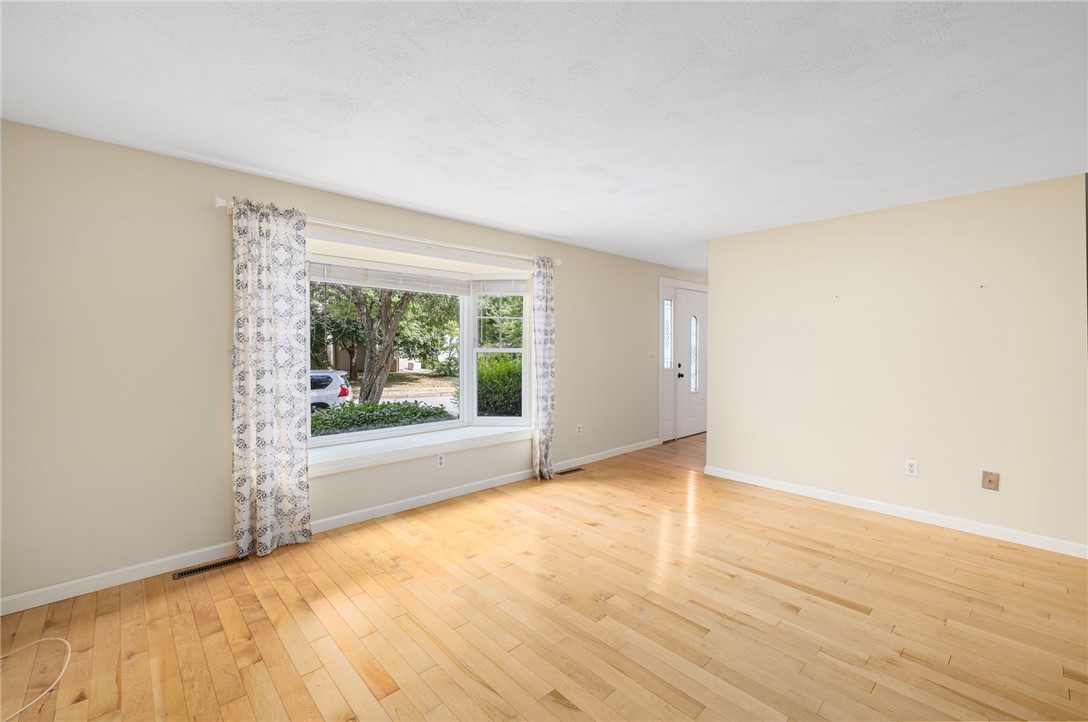 341 Sumner Avenue Warwick, RI 02888 - Photo 5 of 50