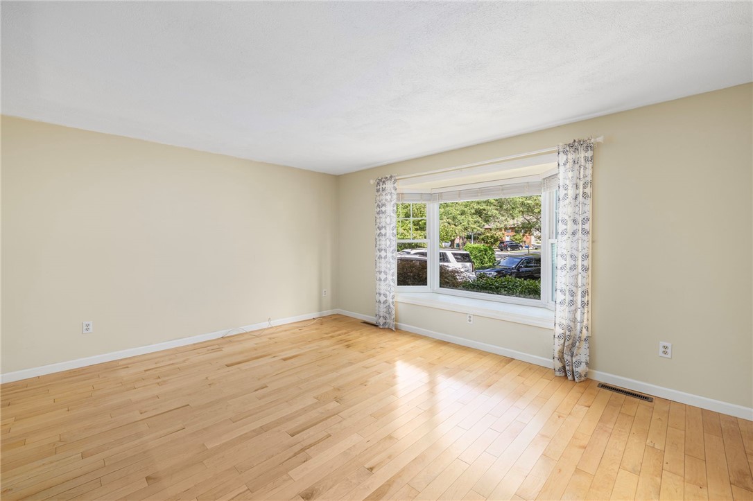 341 Sumner Avenue Warwick, RI 02888 - Photo 7 of 50