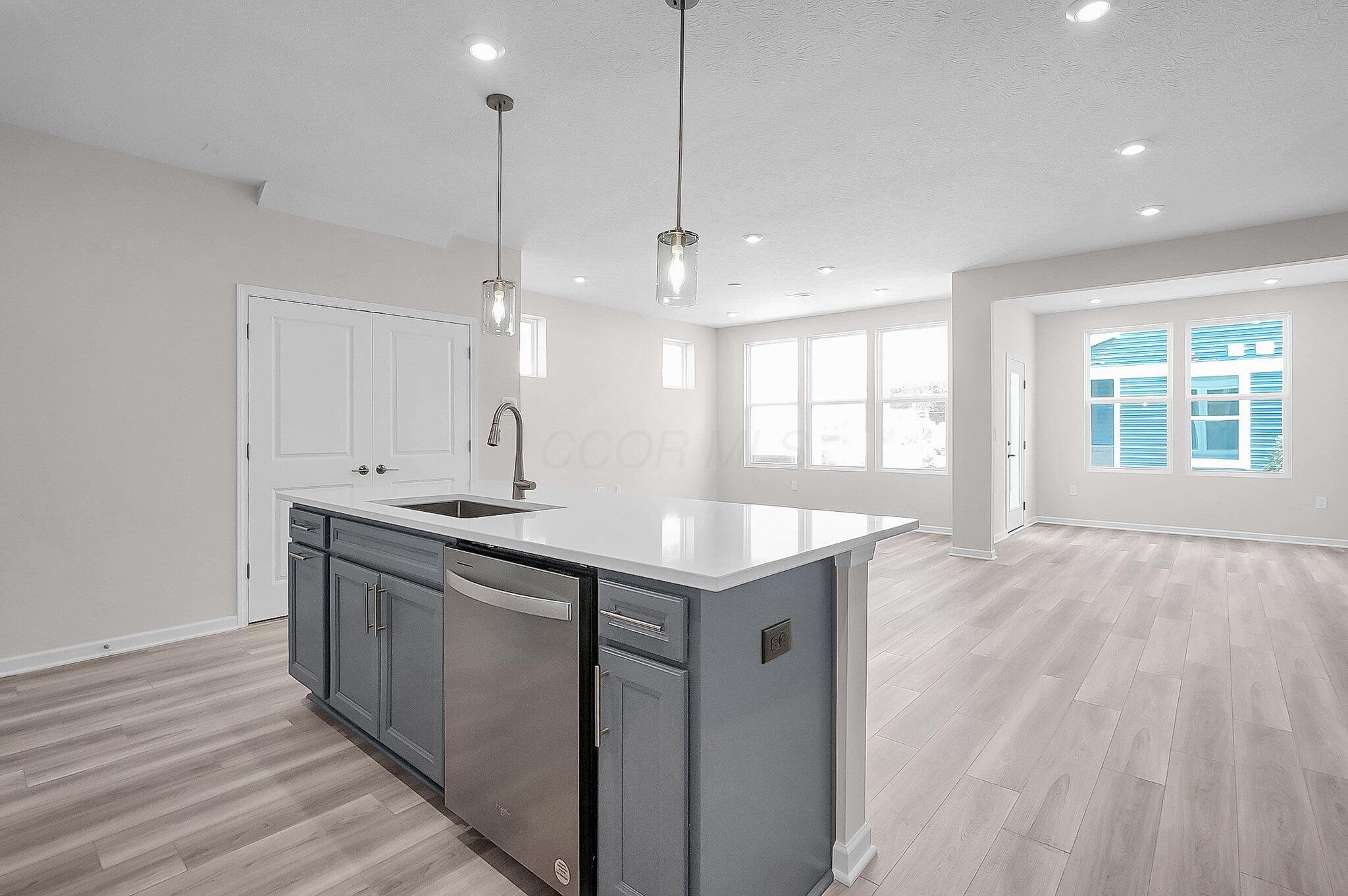 6582 Wheatly Road, Unit 601 New Albany, OH 43054 - Photo 8 of 33 Quartz center island