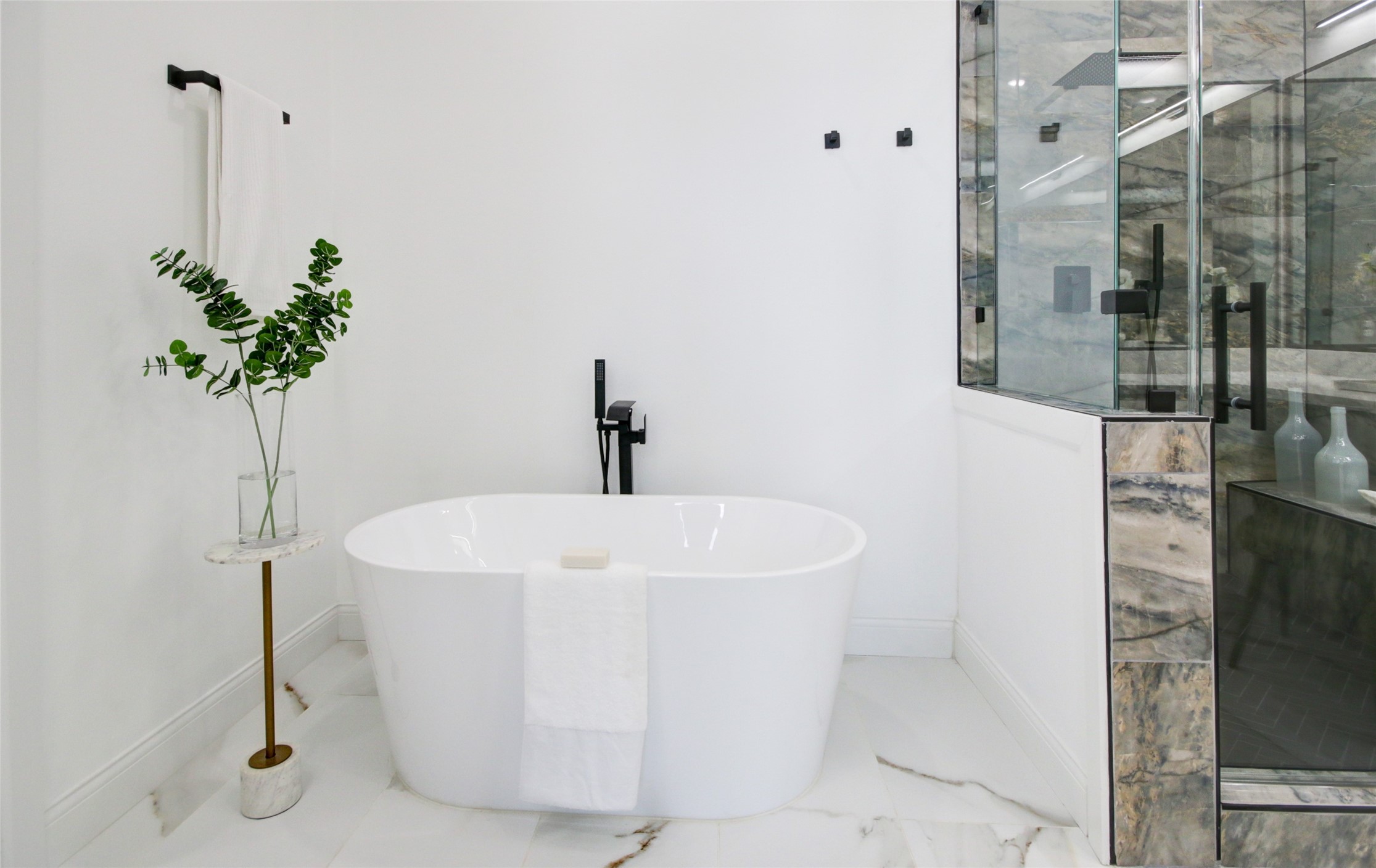 1214 West 24th Street, Unit D Houston, TX 77008 - Photo 41 of 45 a white bath tub sitting in a bathroom