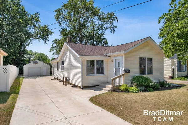 $209,900 | 818 Bryant Street Southwest, Wyoming, MI 49509
