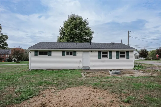 a view of a house with a yard