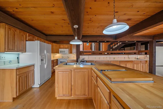 a kitchen that has a lot of cabinets in it