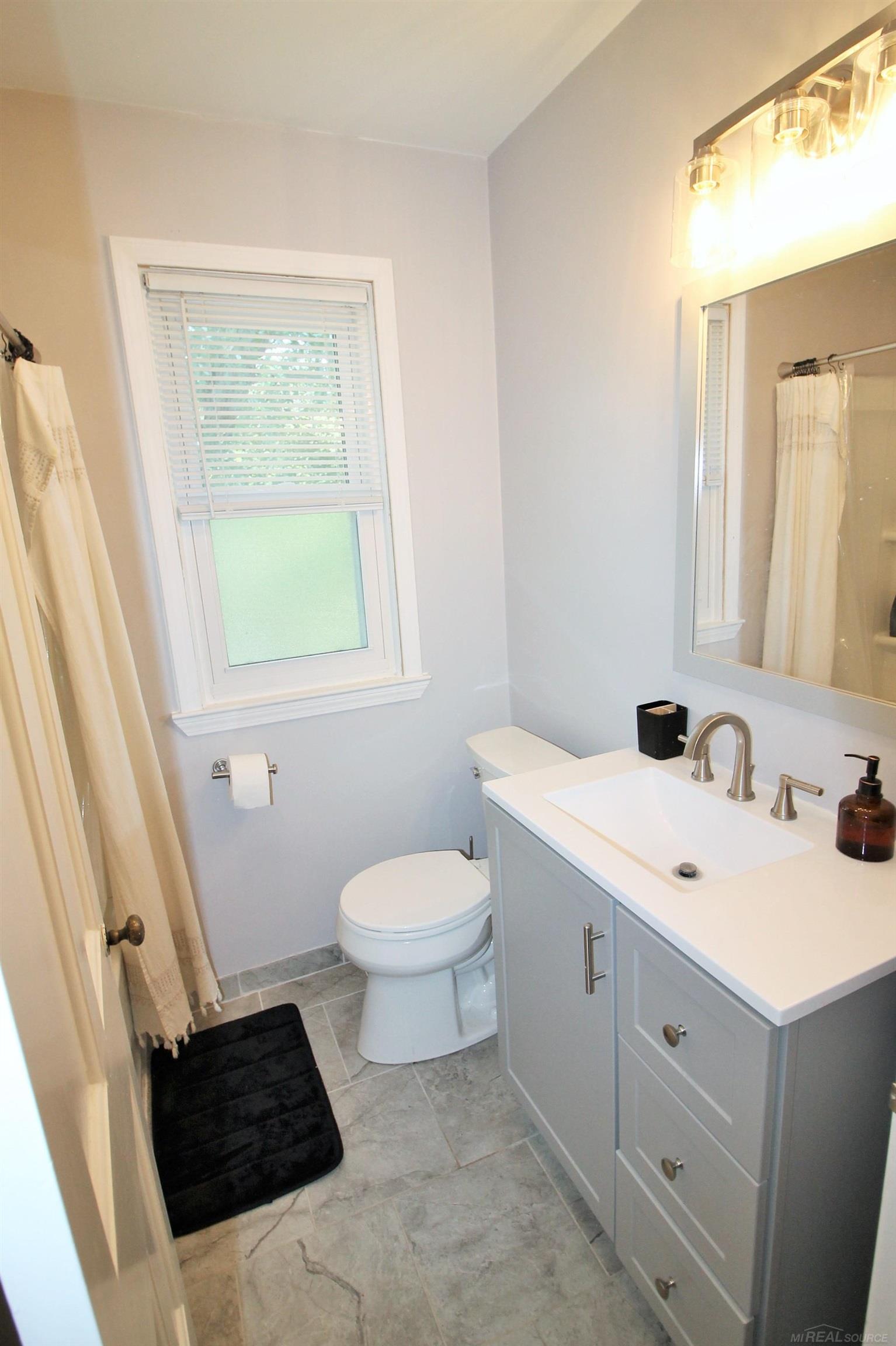 825-827 Neff Road Grosse Pointe, MI 48230 - Photo 16 of 31 50156431-b4ebcfa7-11a2-47c3-a76b-2c79909f4f4d.JPG