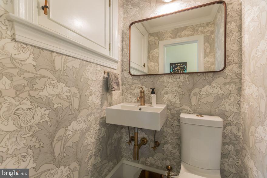 28 Gill Road Haddonfield, NJ 08033 - Photo 12 of 32 Newly updated main level powder room
