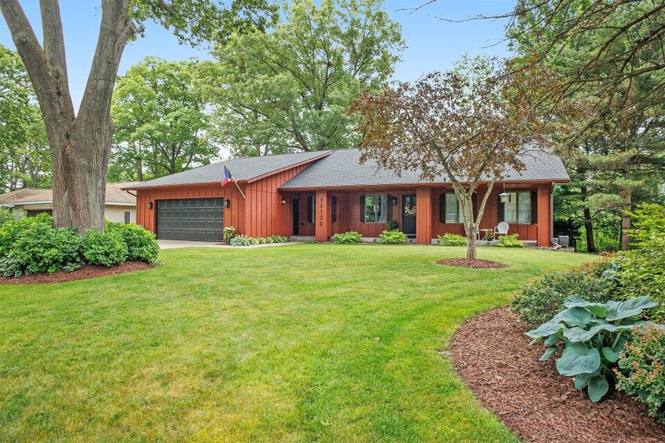 15120 Carriage Way Spring Lake, MI 49456 - Photo 1 of 43 20240609134335747298000000-o