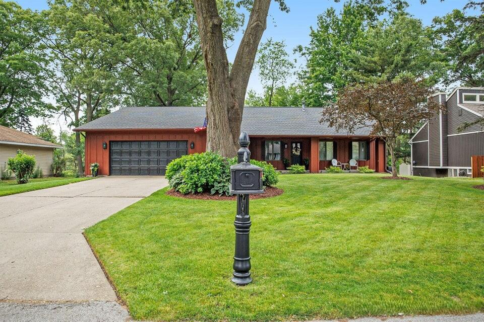 15120 Carriage Way Spring Lake, MI 49456 - Photo 2 of 43 20240609134328033260000000-o