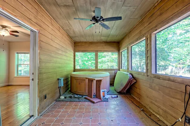 a view of a backyard