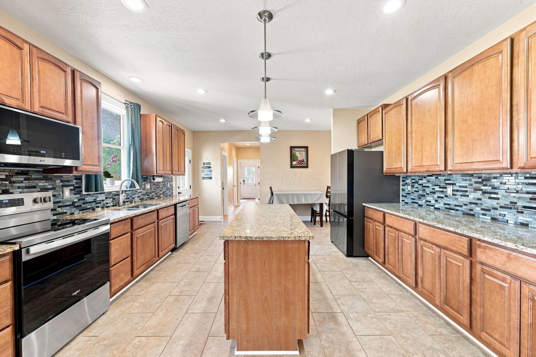 6548 Basil Western Road Northwest Carroll, OH 43112 - Photo 18 of 107 Kitchen with island