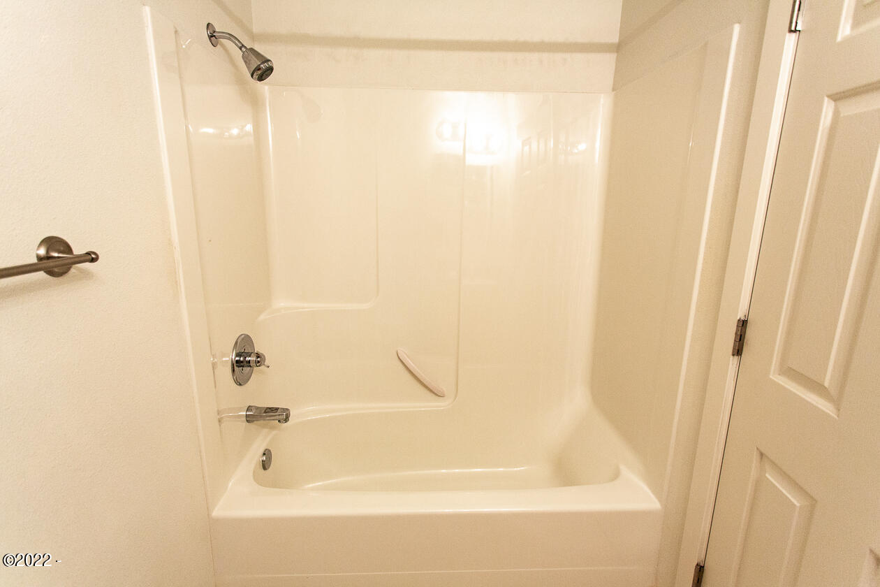935 Southwest 11th Street Newport, OR 97365 - Photo 34 of 43 bathroom 2