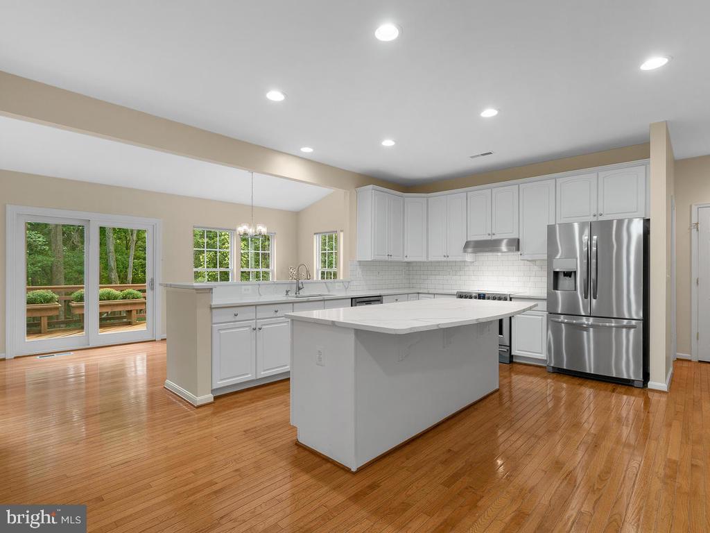 2508 St George Way Brookeville, MD 20833 - Photo 12 of 42 Kitchen and Morning Room