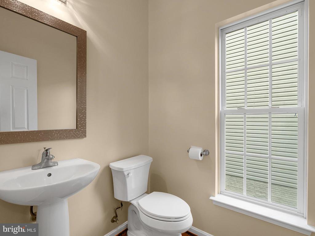 2508 St George Way Brookeville, MD 20833 - Photo 17 of 42 Powder Room