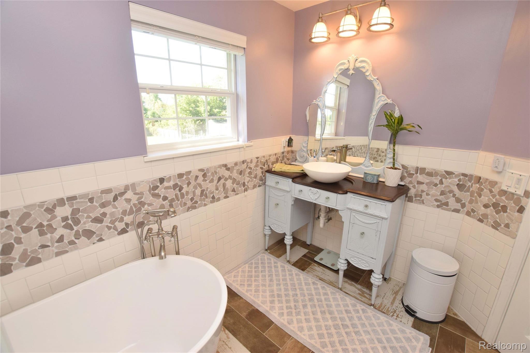 6507 Carpenter Road Flushing, MI 48433 - Photo 10 of 25 Master Bath - Vanity.JPG