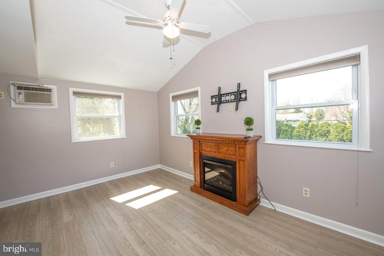 156 Richard Road Aston, PA 19014 - Photo 45 of 82 Beautiful bright Family room