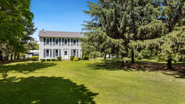 a view of a house with a yard
