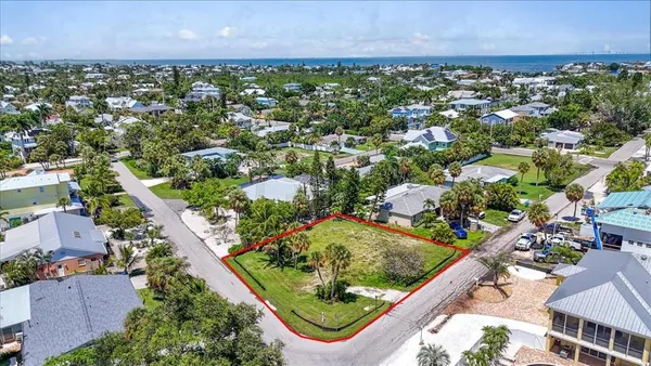 $1,179,000 | 302 73rd Street, Holmes Beach, FL 34217