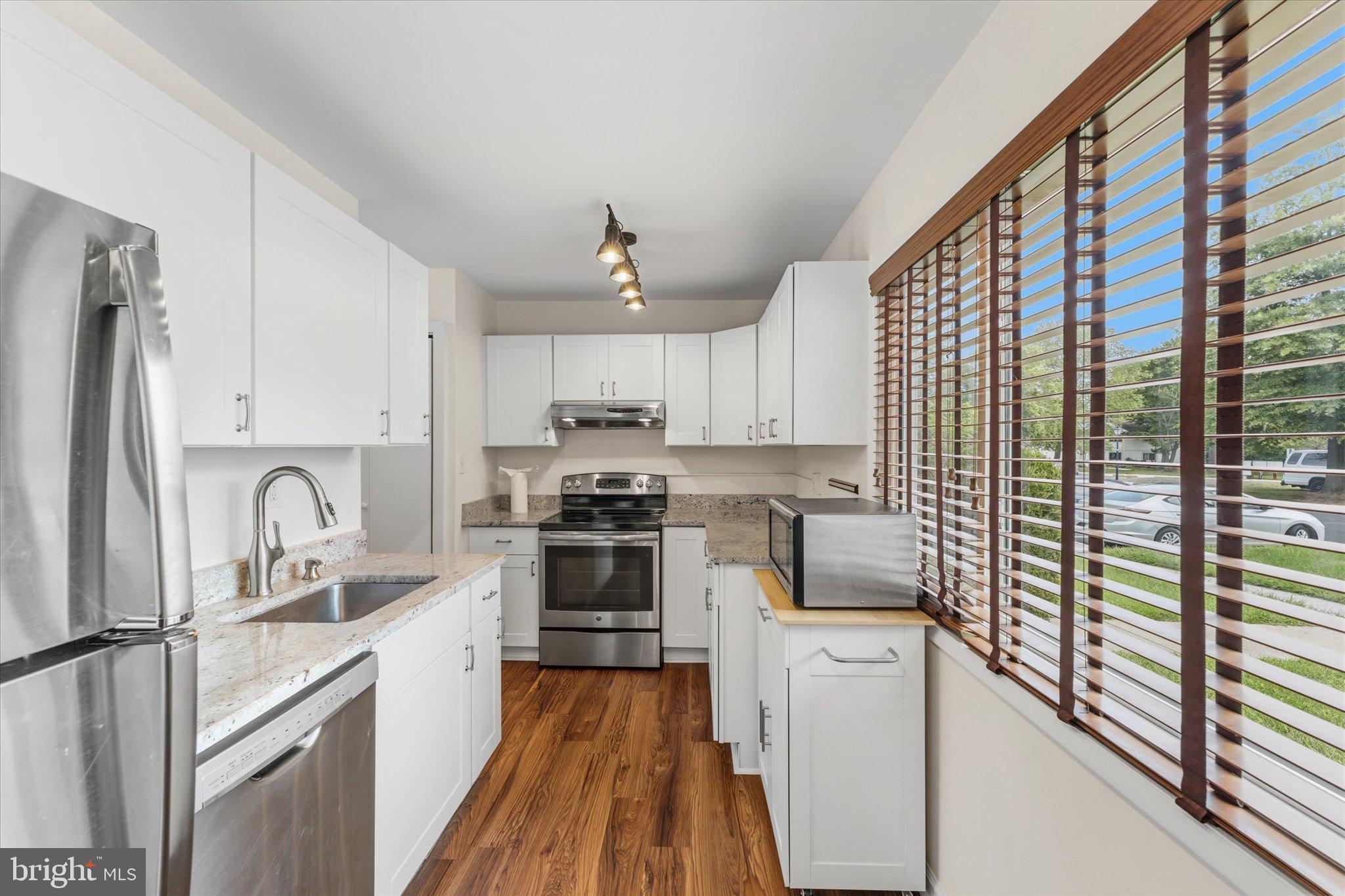 328 Reneau Way Herndon, VA 20170 - Photo 8 of 38 Upgraded Kitchen with SS Appliances
