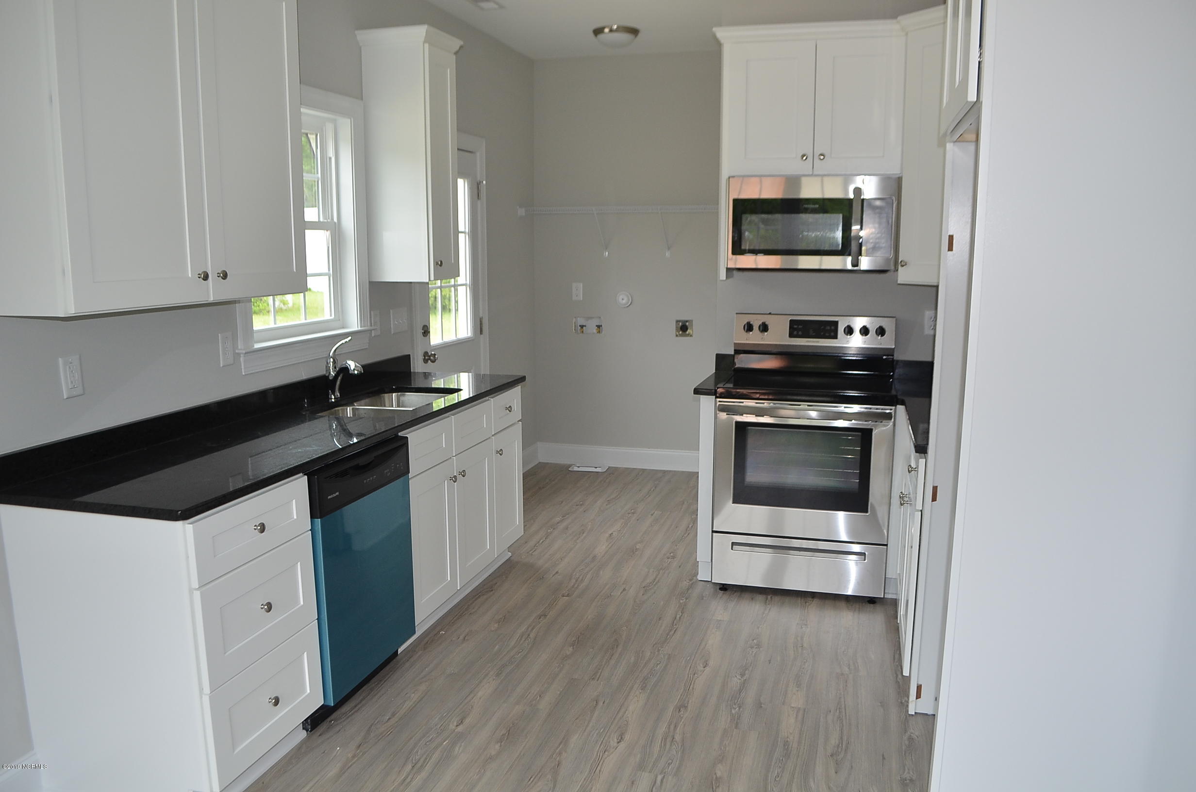 384 Dwight Street Holly Ridge, NC 28445 - Photo 6 of 13 384 Dwight Kitchen pic