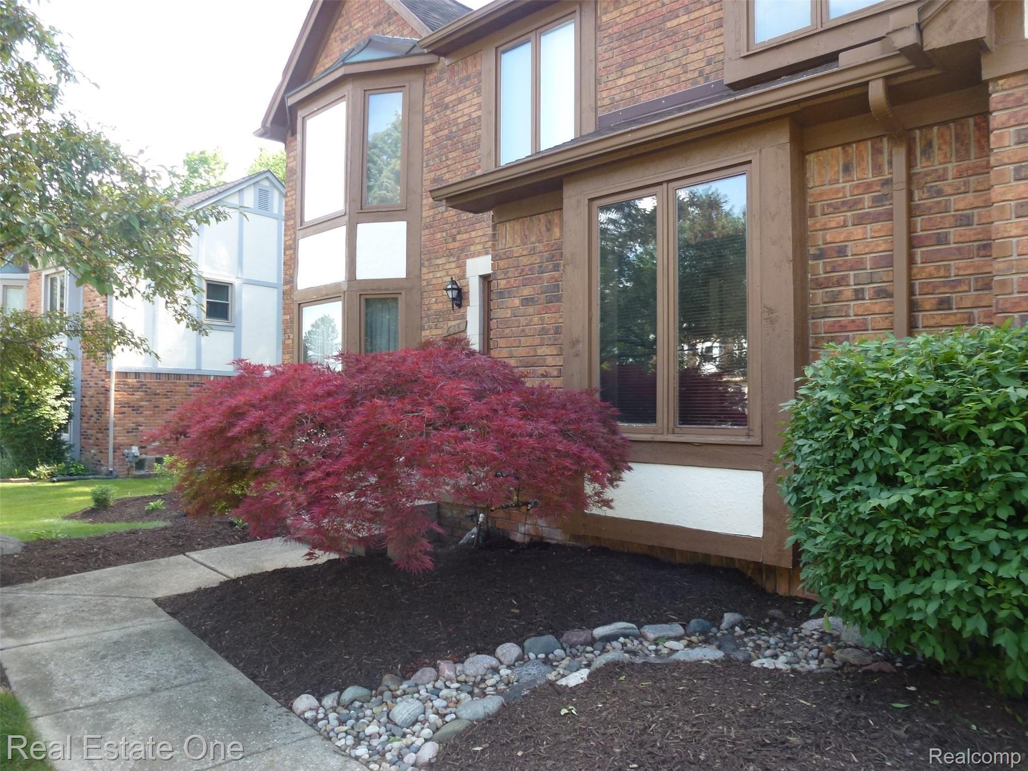 634 Shellbourne Drive Rochester, MI 48309 - Photo 2 of 52 P1070166.JPG Nicely landscaped