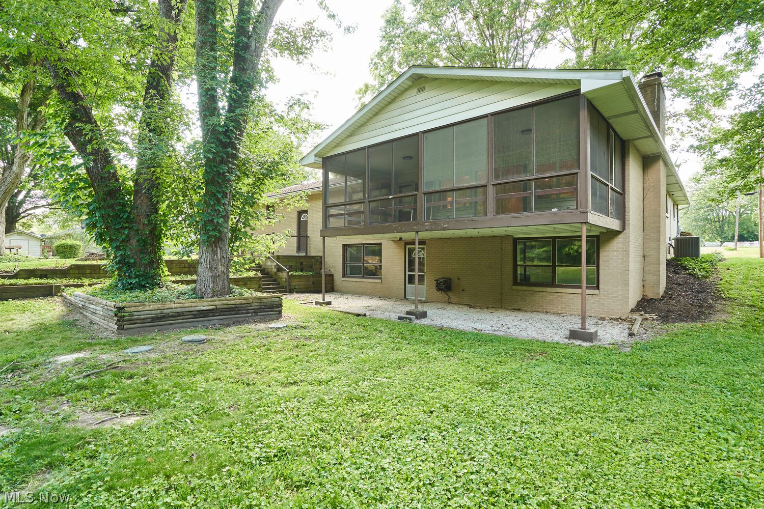 1097 Oak Tree Road Akron, OH 44320 - Photo 4 of 24