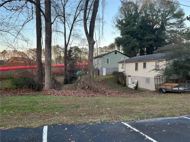 a view of a house with a yard