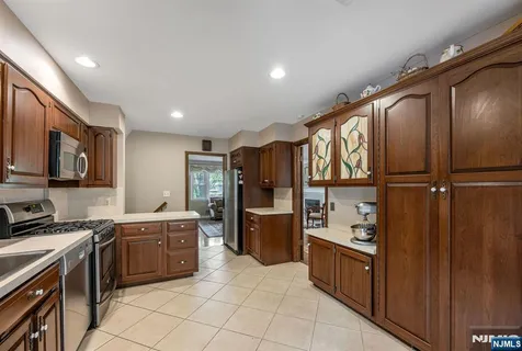 $1,100,000 | 485 Eisenhower Court, Wyckoff, NJ 07481