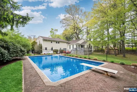$1,100,000 | 485 Eisenhower Court, Wyckoff, NJ 07481