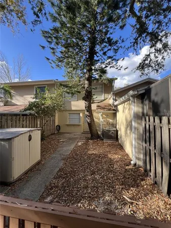 a view of a backyard