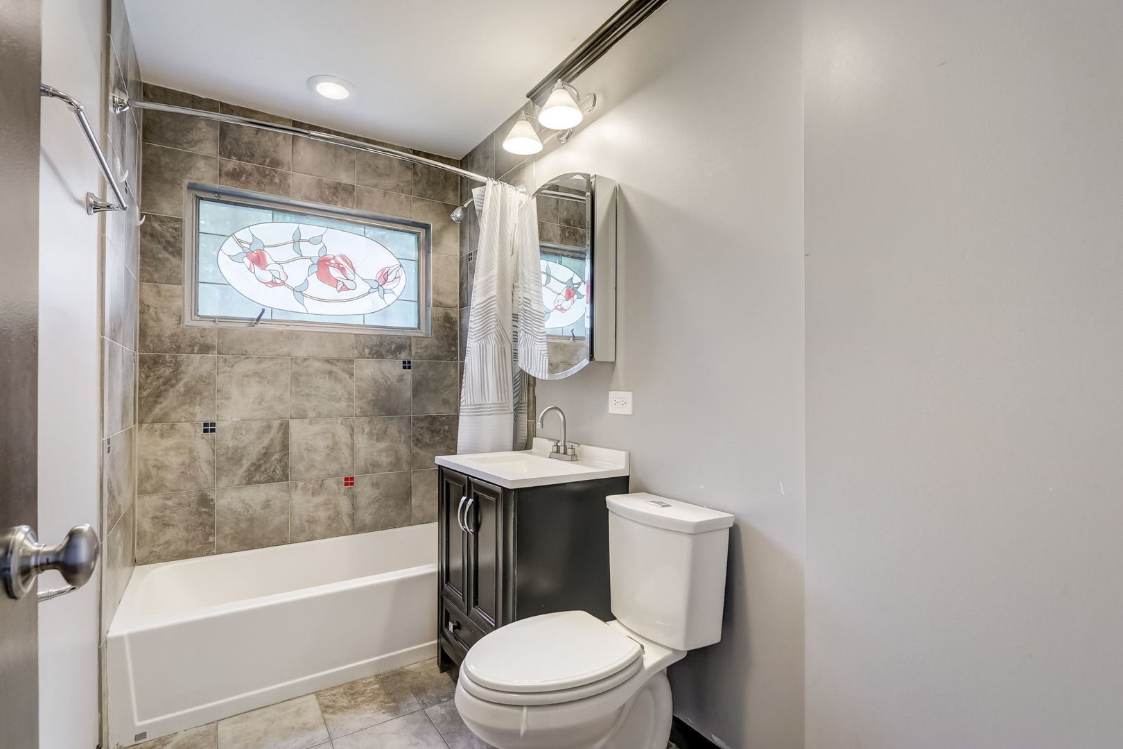 547 East Baldwin Road Palatine, IL 60074 - Photo 16 of 26 a bathroom with a sink toilet and bathtub