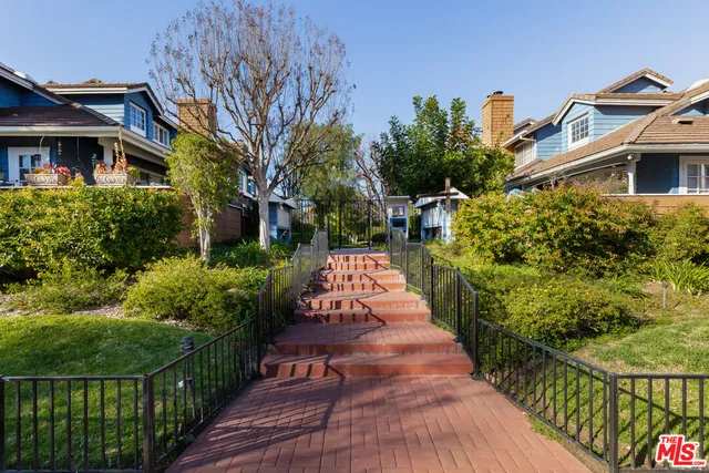 $5,800 | 18721 Hatteras Street, Unit 10, Tarzana, CA 91356