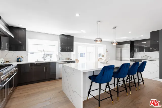 $5,800 | 18721 Hatteras Street, Unit 10, Tarzana, CA 91356