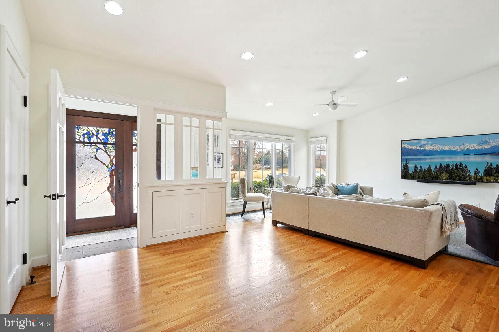 9829 Singleton Drive Bethesda, MD 20817 - Photo 3 of 29