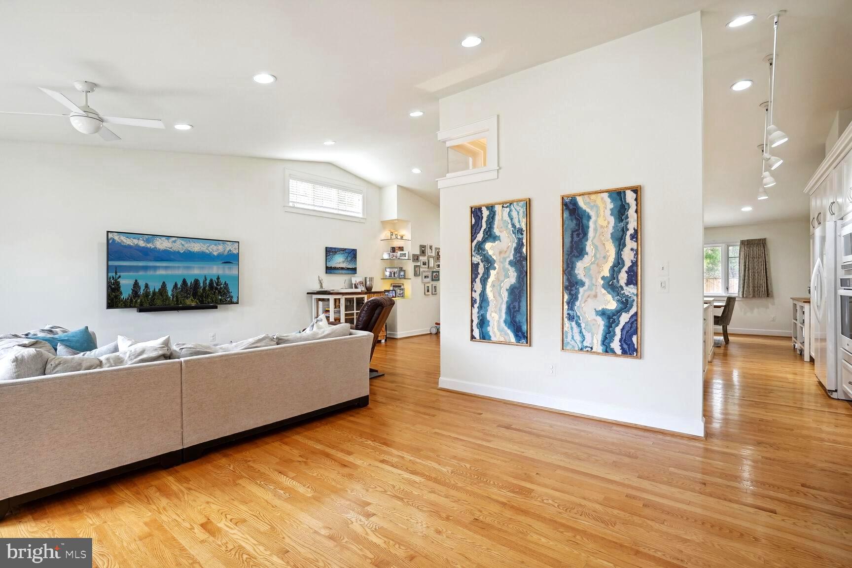 9829 Singleton Drive Bethesda, MD 20817 - Photo 4 of 29