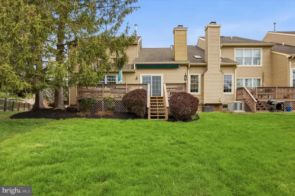 a view of a back yard