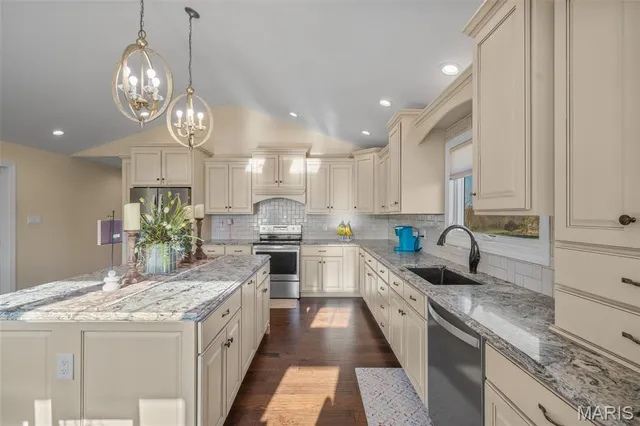 $699,900 | 1006 Stone Creek Road, Farmington, MO 63640