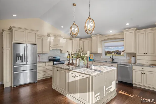 $699,900 | 1006 Stone Creek Road, Farmington, MO 63640