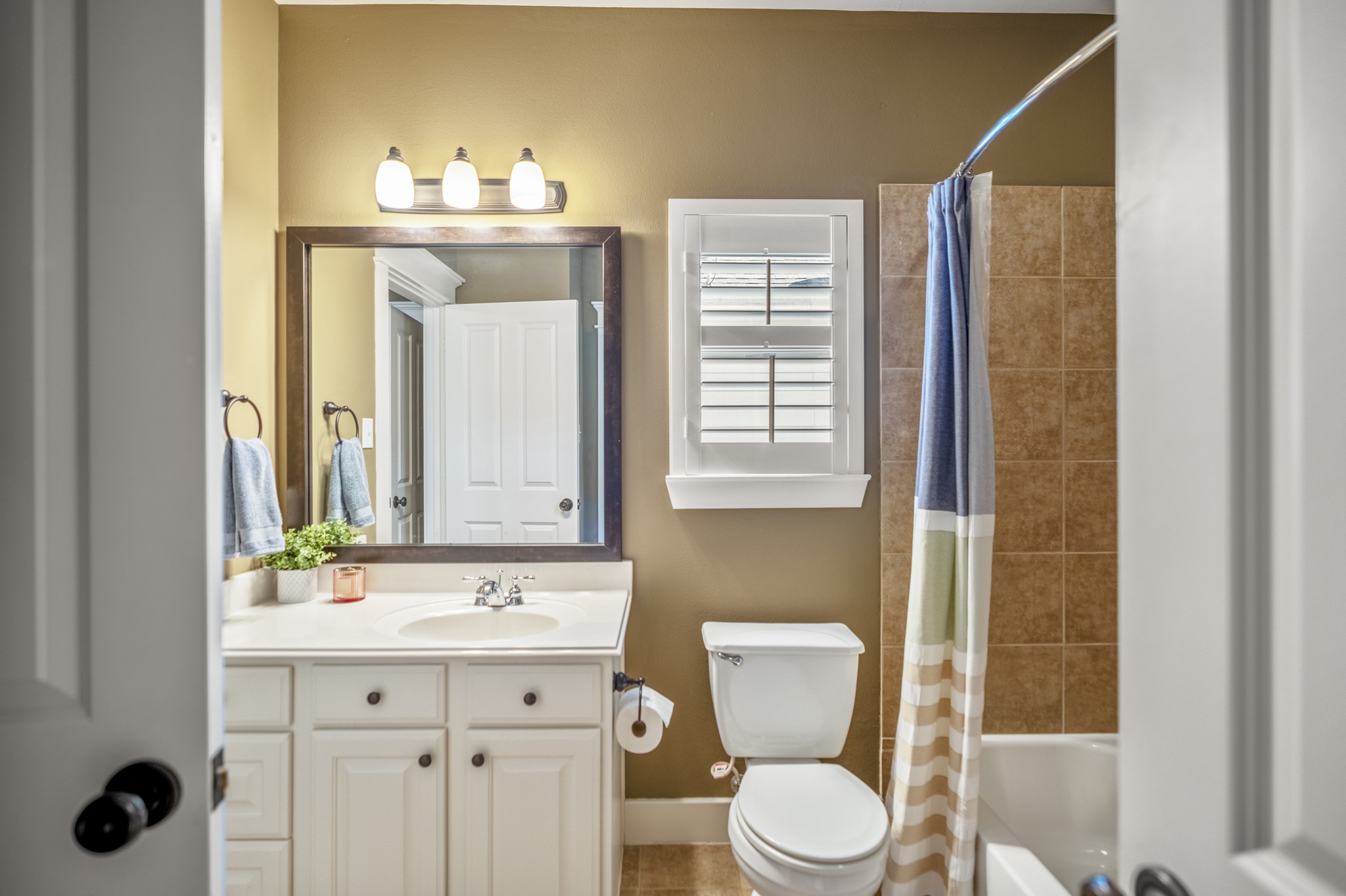905 West 23rd Street Houston, TX 77008 - Photo 24 of 46 Full bathroom serving secondary bedrooms with functional layout and convenient accessibility.
