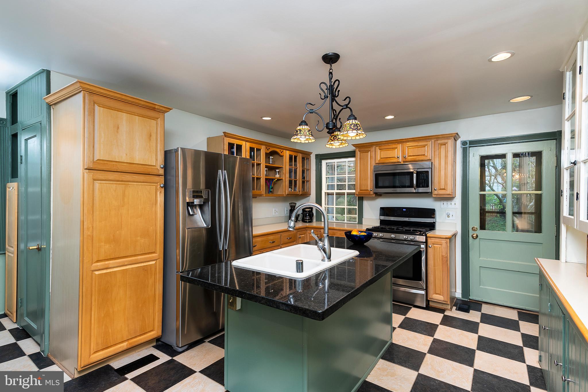 1532 South Rolling Road Baltimore, MD 21227 - Photo 15 of 37 Kitchen