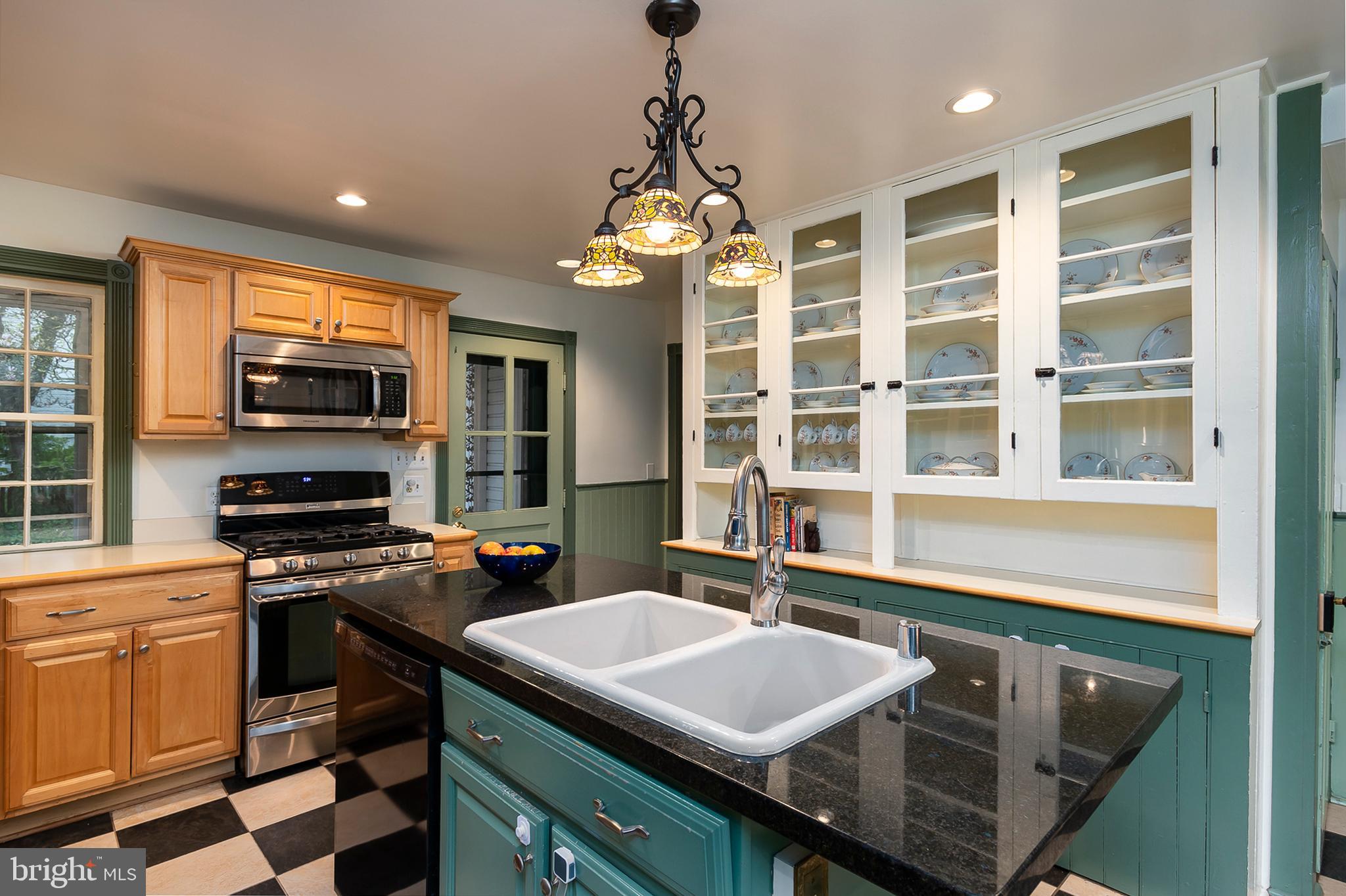 1532 South Rolling Road Baltimore, MD 21227 - Photo 16 of 37 Kitchen