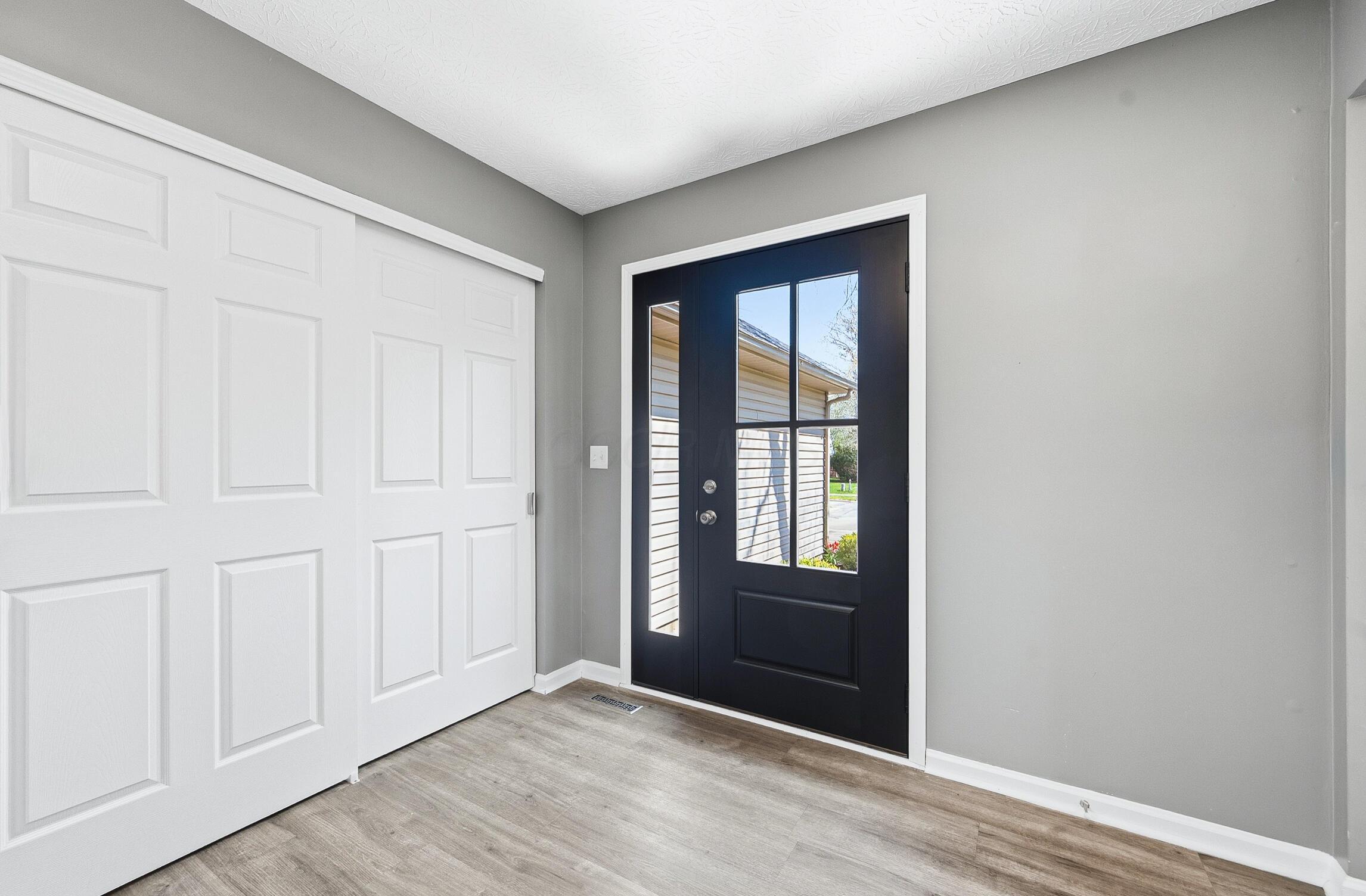 637 Ridenour Road Columbus, OH 43230 - Photo 4 of 61 Foyer